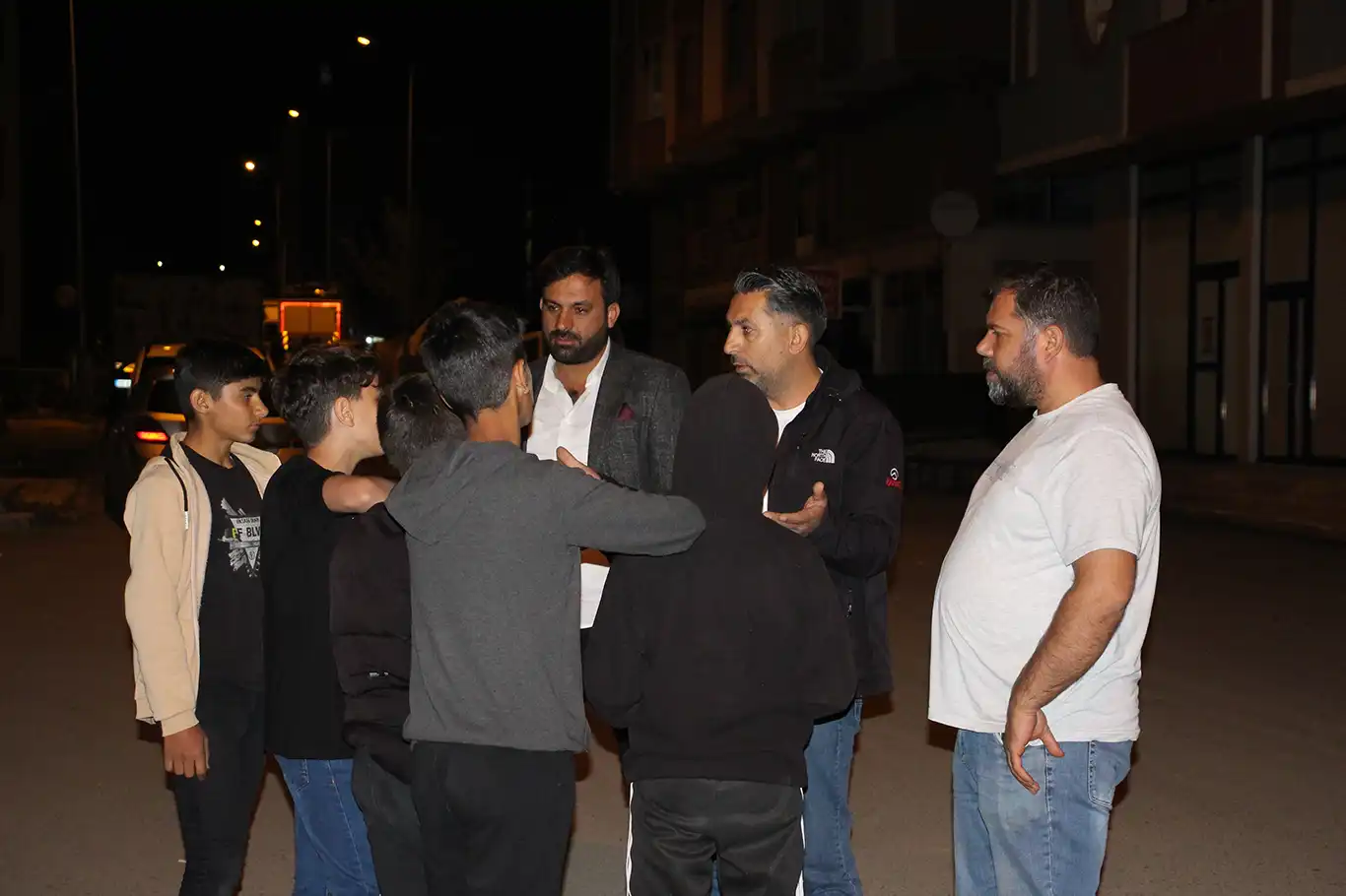 Çocuk kaçırma girişimi iddiası nedeni ile Ağrı'da bir mahalle sakinleri tedirgin