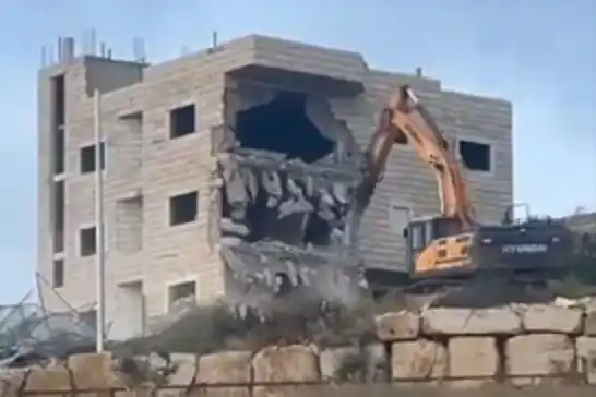 İşgal çetesi Filistinlilerin evlerini yıkıyor