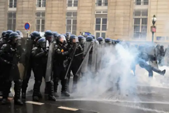 Paris'te 1 Mayıs gösterisinde 57 polis yaralandı
