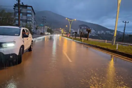 Bitlis'te ani bastıran sağanak yağış yolları göle çevirdi
