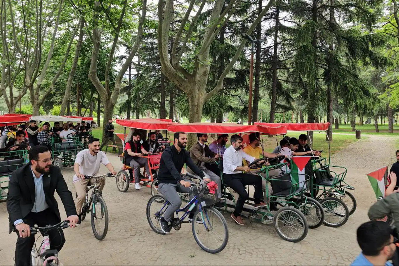 Gençler, Gazze'deki katliam ve soykırıma dikkat çekmek için pedal çevirdi