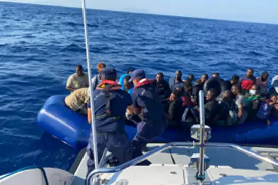 Yunanistan unsurlarınca geri itilen düzensiz göçmenler kurtarıldı 