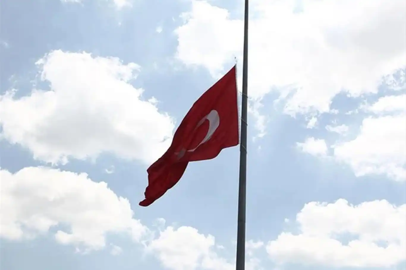 Türkiye'de bayraklar yarıya indirildi Türkiye'de bayraklar yarıya indirildi