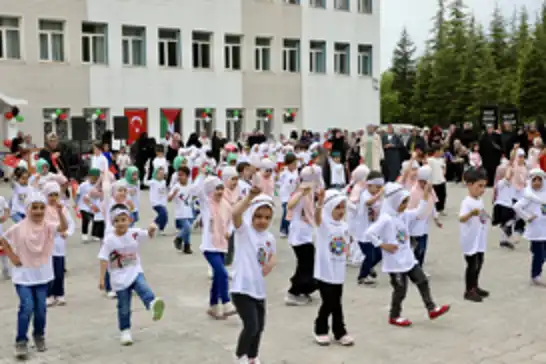 4-6 yaş Kur'an kursu yıl sonu etkinliğinde Gazze unutulmadı