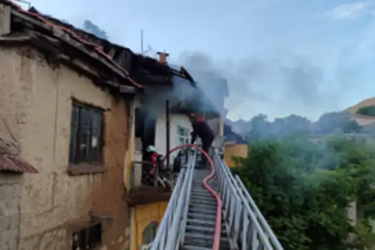 Ev yangınında 2 kişi dumandan etkilendi