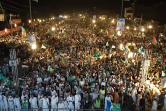 المتظاهرون في باكستان: أيها الحكام، لا تخافوا من الولايات المتحدة الأمريكية