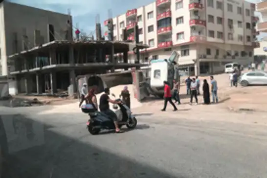 Mardin’de kamyon devrildi: Bir yaralı 