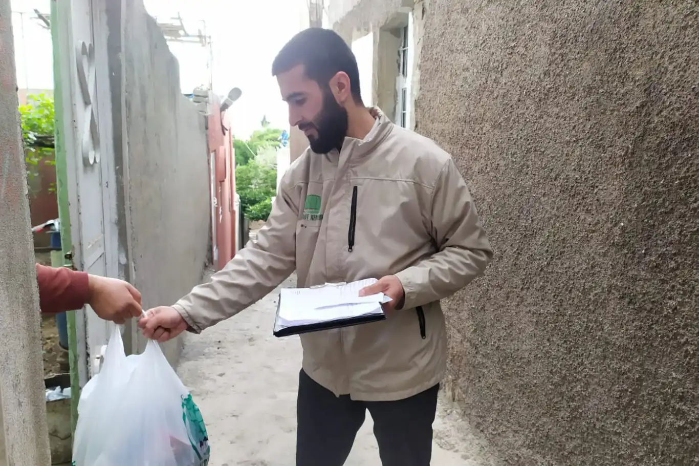 Umut Kervanı Mardin'de 100 aileye gıda yardımında bulundu