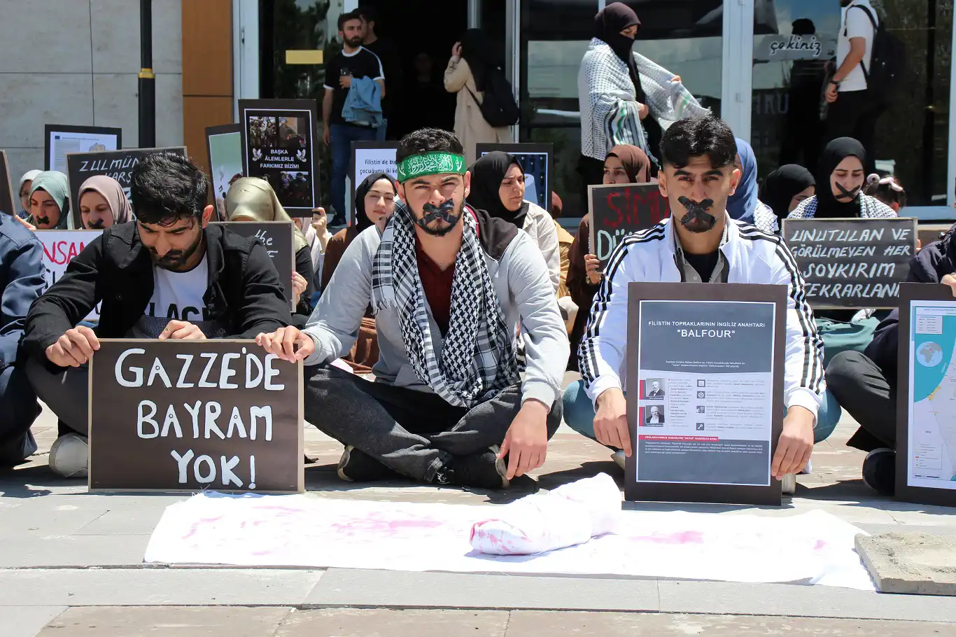 AİÇÜ öğrencileri Filistin için sesiz oturma eylemine başladı