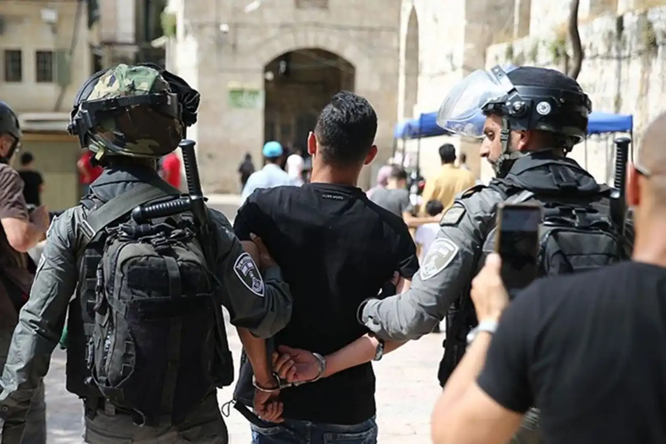 Zionist forces kindap 18 Palestinians across West Bank