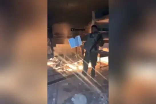 فلسطين المحتلة.. جندي في عصابات الصهاينة يرمي المصحف الشريف في النار