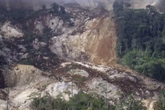 مصرع 100 شخص جراء انهيار أرضي في بابوا غينيا الجديدة