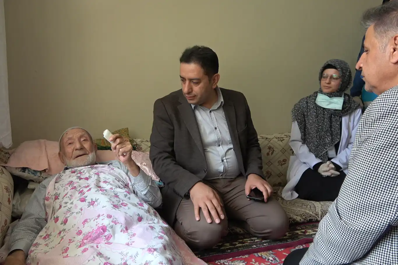 Cumhuriyet kurulmadan önce doğan 124 yaşındaki hasta evinde ziyaret edildi Cumhuriyet kurulmadan önce doğan 124 yaşındaki hasta evinde ziyaret edildi