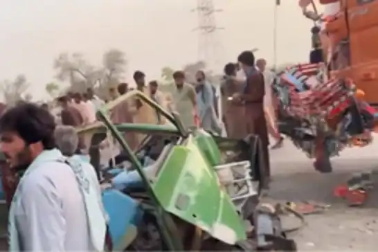 Pakistan'da kamyon ile minibüs çarpıştı: 11 ölü