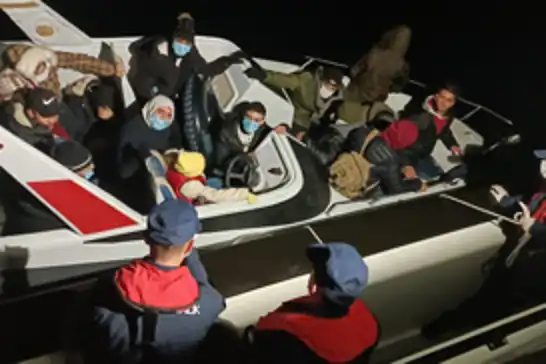 Motor arızası nedeniyle botları sürüklenen düzensiz göçmenler kurtarıldı