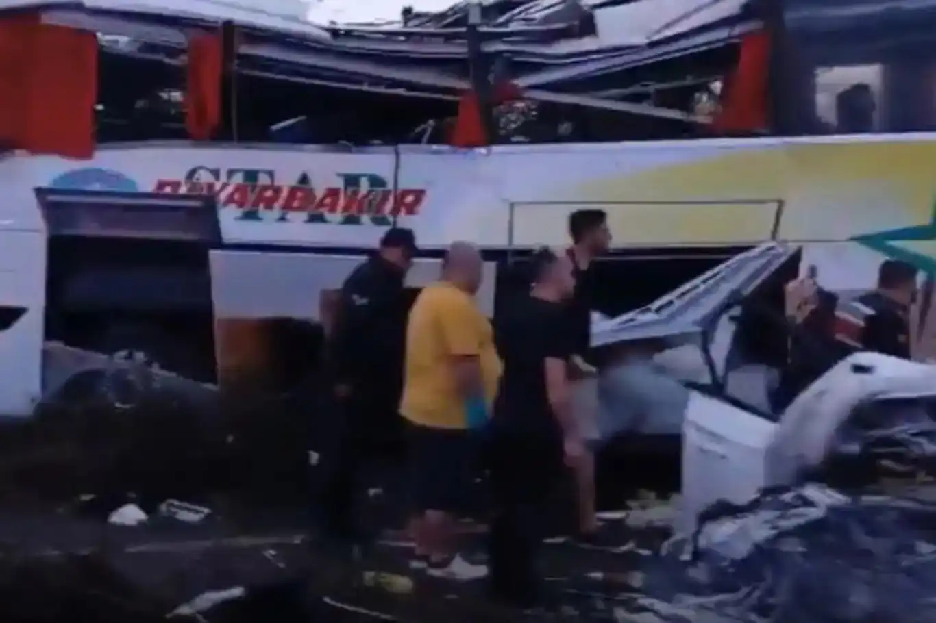 Mersin'deki kazada hayatını kaybeden 8 kişinin kimliği belirlendi Mersin'deki kazada hayatını kaybeden 8 kişinin kimliği belirlendi
