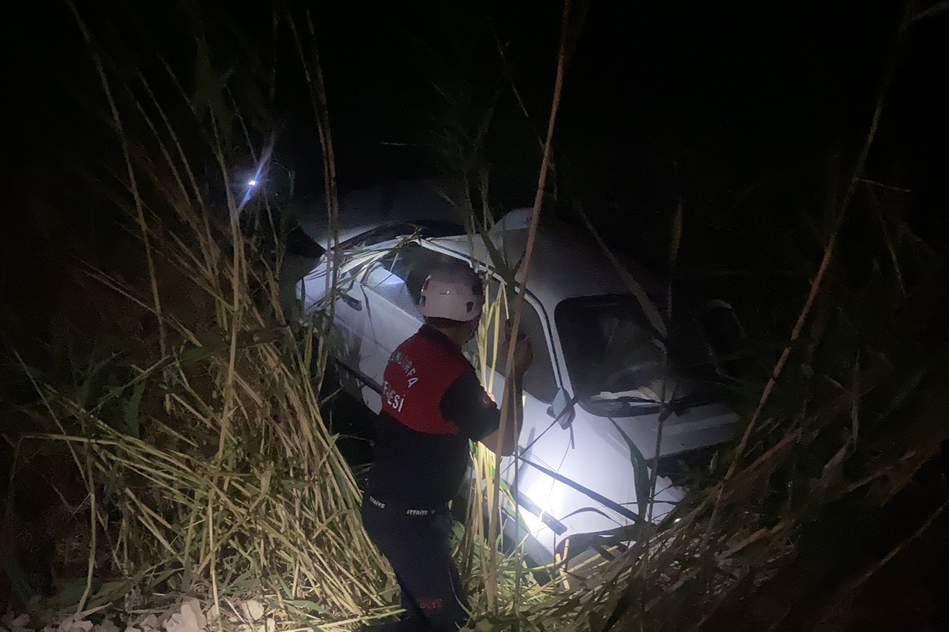 Şanlıurfa'da otomobil kanala düştü: 2 yaralı Şanlıurfa'da otomobil kanala düştü: 2 yaralı