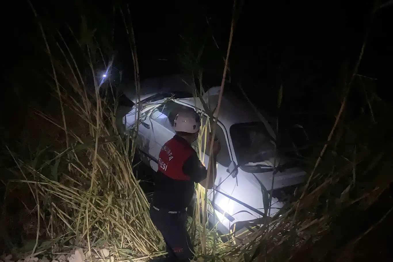 Şanlıurfa'da otomobil kanala düştü: 2 yaralı Şanlıurfa'da otomobil kanala düştü: 2 yaralı