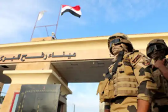 جنود مصريون يطلقون النار على قوات الاحتلال المتواجدة في معبر رفح
