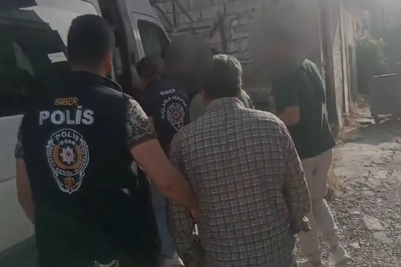 Sosyal medyada müstehcen görüntü paylaşan 9 kişi yakalandı Sosyal medyada müstehcen görüntü paylaşan 9 kişi yakalandı