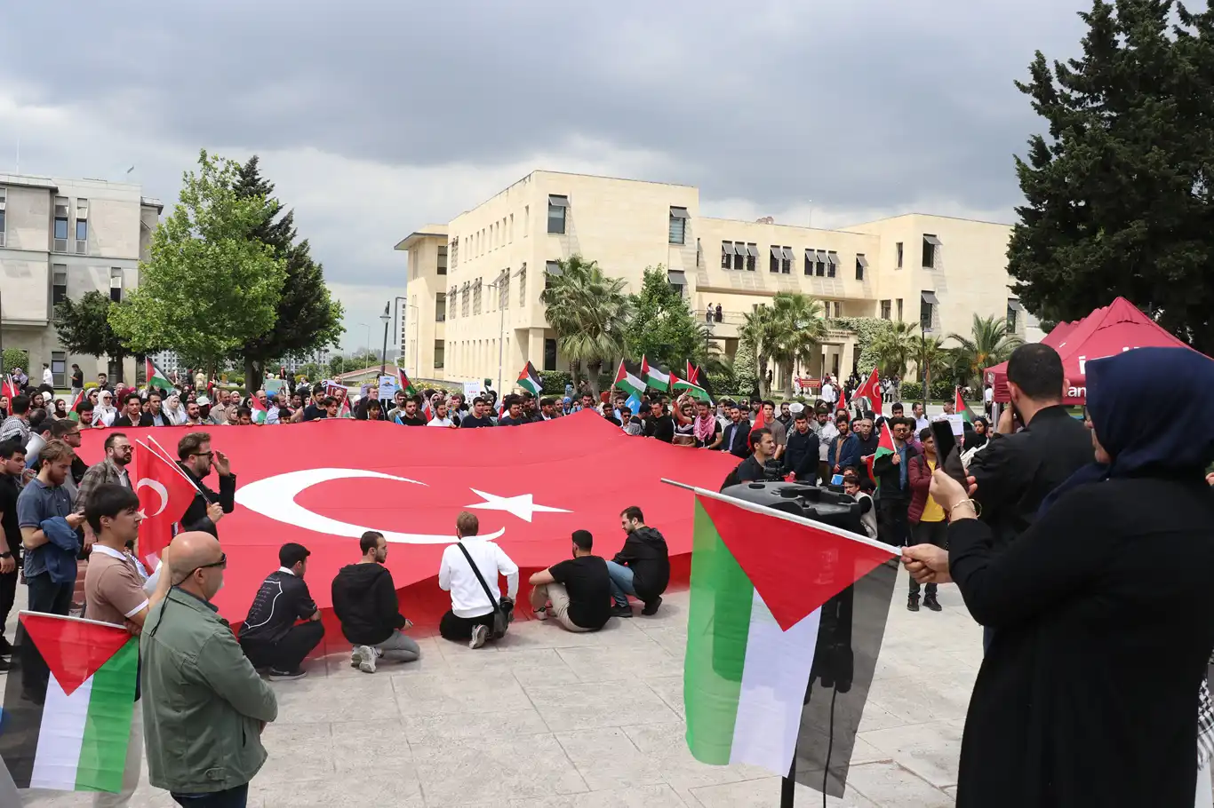 Üniversitelilerden Müslüman yöneticilere çağrı: Batılı güçlerden değil Allah'tan korkun