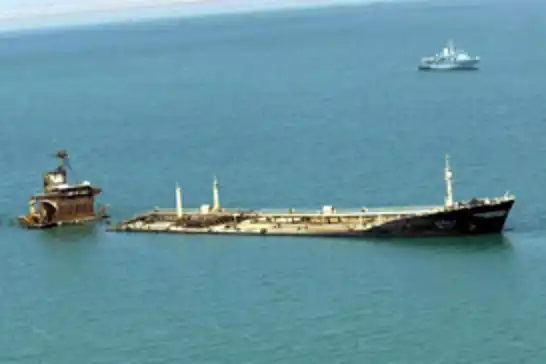 أضرار بسفينة تجارية بعد استهدافها بـ3 صواريخ قبالة اليمن