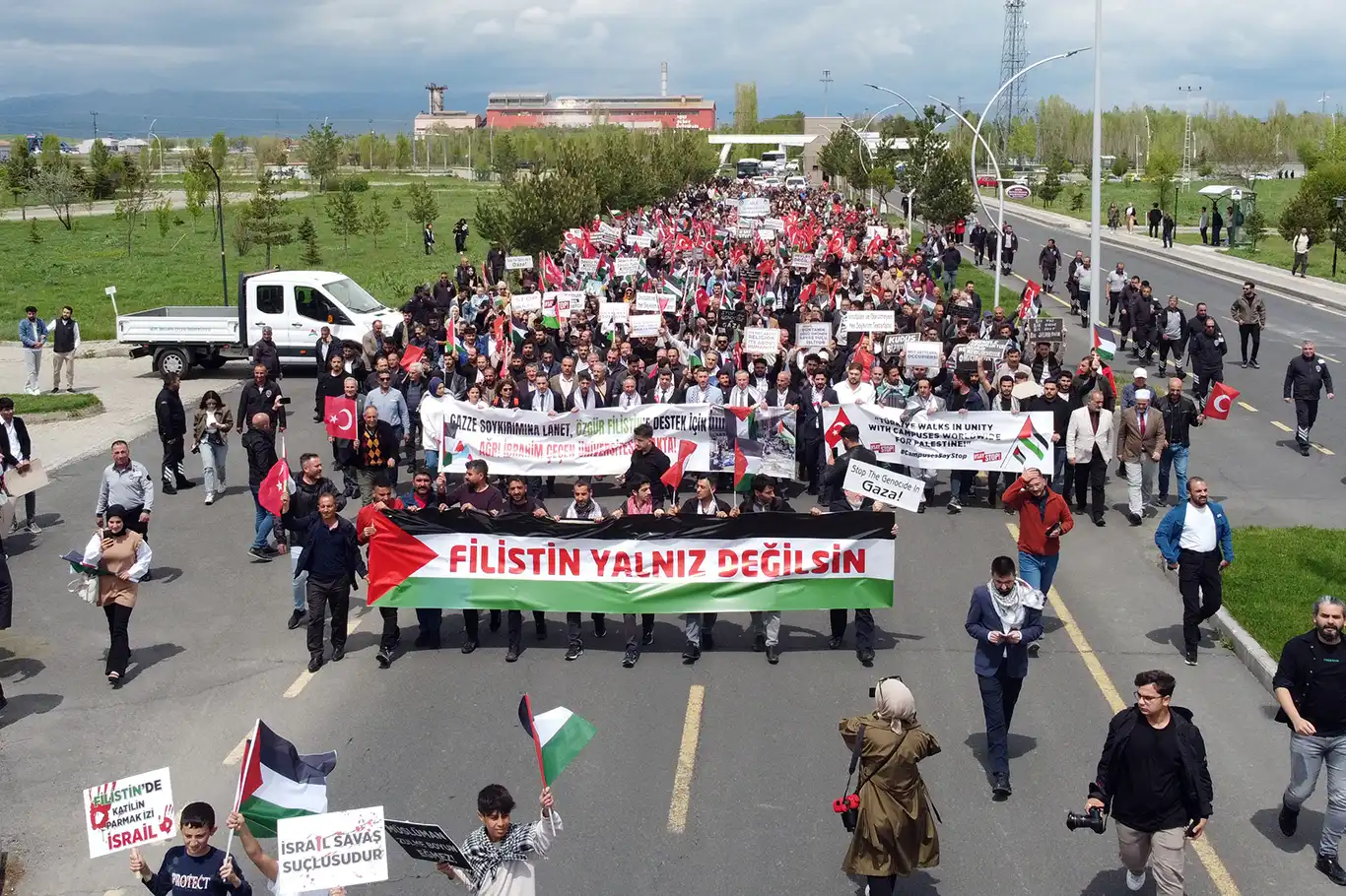 Gazze'deki katliamı lanetlemek için üniversiteliler yürüyüş yaptı