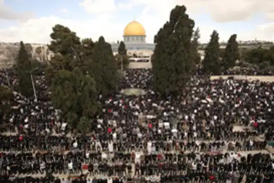 عشرات الآلاف يؤدون صلاة الجمعة في المسجد الأقصى رغم قيود الاحتلال 