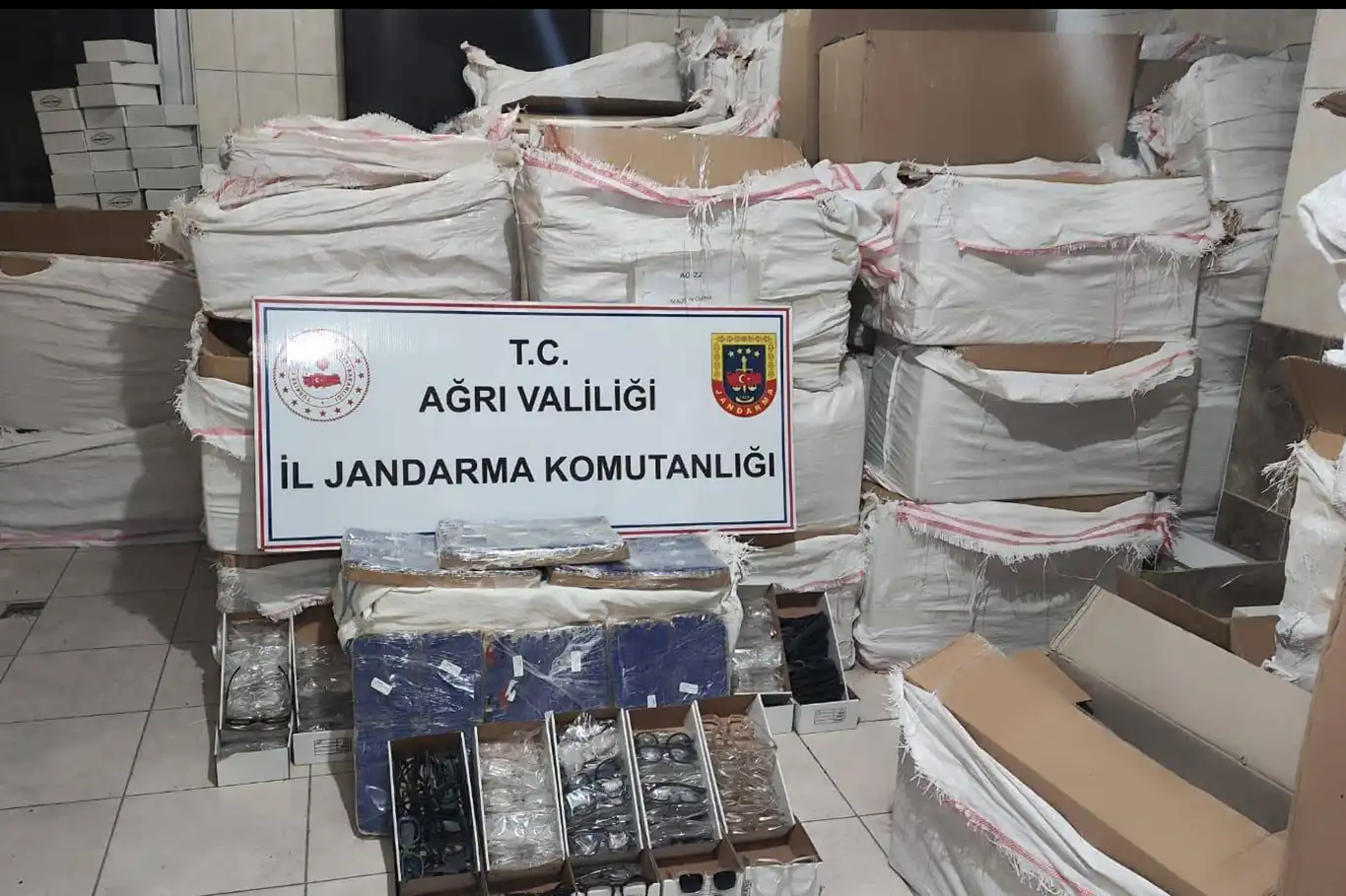 Ağrı'da 45 milyon TL değerinde gümrük kaçağı malzeme ele geçirildi Ağrı'da 45 milyon TL değerinde gümrük kaçağı malzeme ele geçirildi
