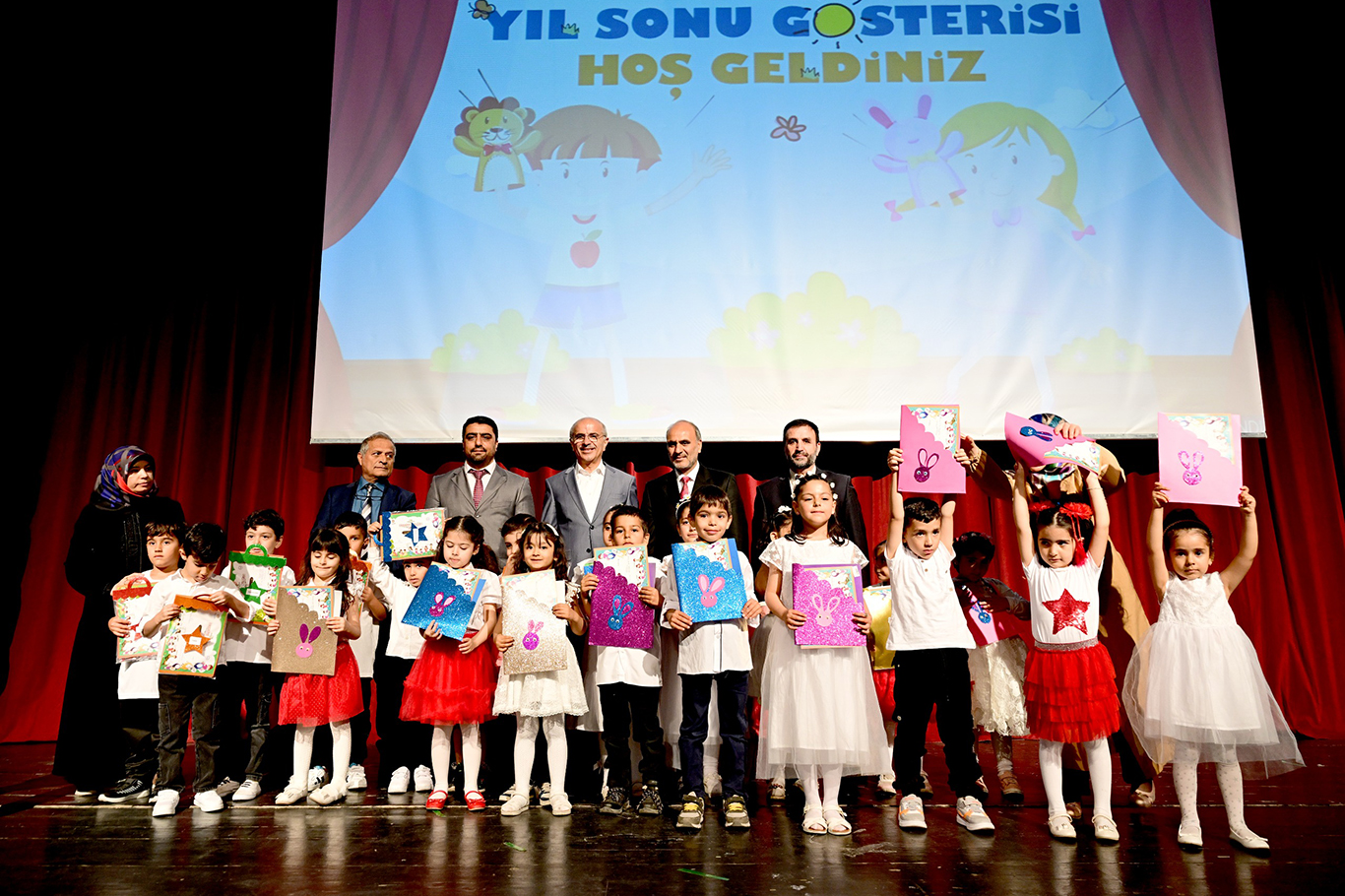 Nezaket okullarında karne heyecanı Nezaket okullarında karne heyecanı