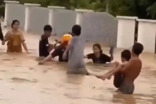 اندونيسيا.. مصرع 14 شخصاً في الفيضانات التي عمت البلاد  