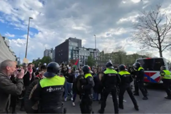 Hollanda polisi Filistin destekçilerine saldırdı
