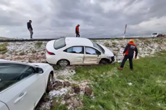 Van-Erciş yolunda buzlanma kazalara yol açtı: 10 kişi yaralandı