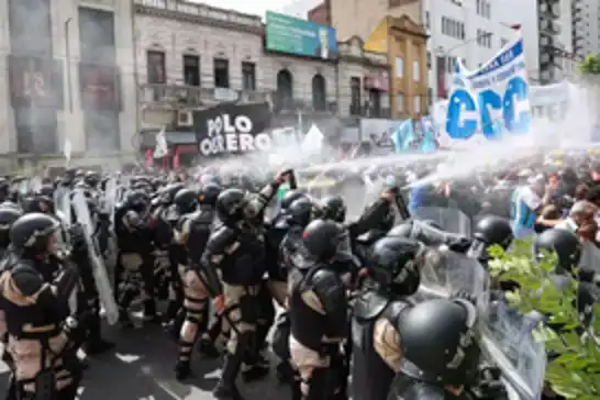Arjantin'de hükümetin kemer sıkma politikaları protesto edildi