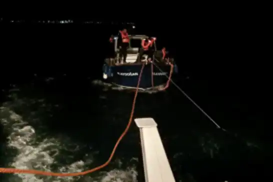 İçerisindeki 5 kişi ile sürüklenen tekne kurtarıldı