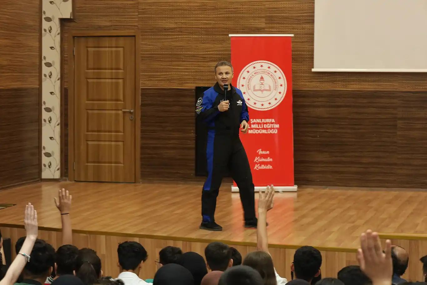 Türkiye'nin ilk astronotu Gezeravcı Şanlıurfa'da öğrencilerle bir araya geldi