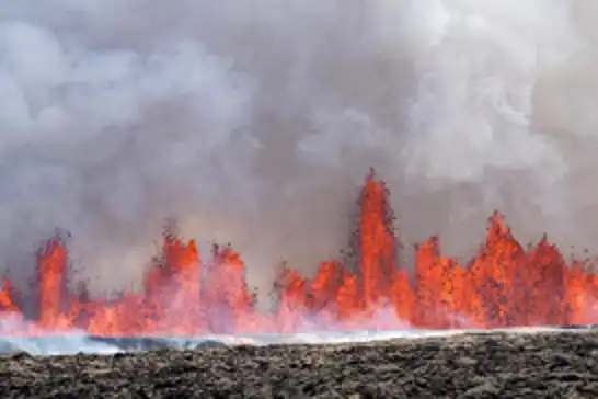 İzlanda'daki yanardağ 6 aydır lav püskürtüyor