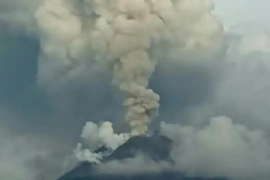 ثوران بركان ليوتوبي لاكي لاكي في إندونيسيا