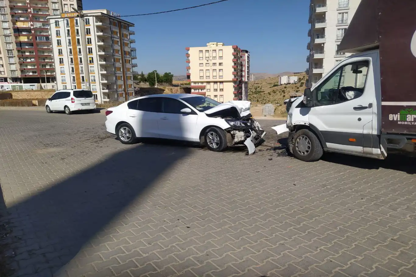 Mardin’de kamyonet ile otomobil çarpıştı: 3 yaralı 