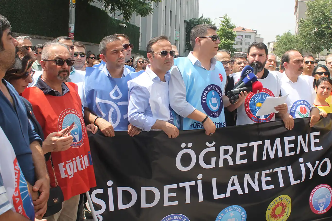 Ümraniye’de eğitimciye uygulanan şiddet protesto edildi Ümraniye’de eğitimciye uygulanan şiddet protesto edildi