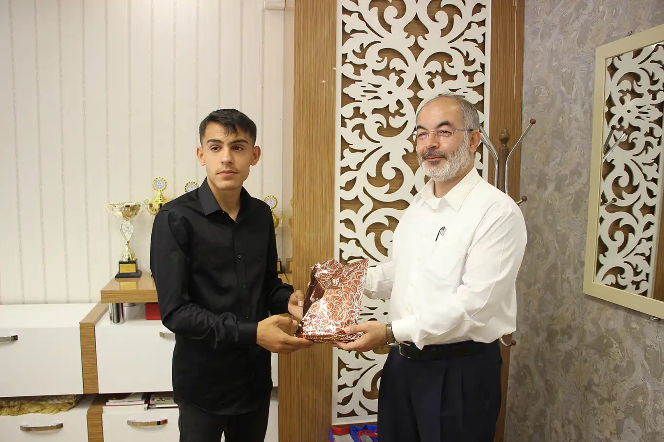 HÜDA PAR Adıyaman İl Başkanlığı'ndan Arapça şiir yarışmasında birinci olan öğrenciye ziyaret