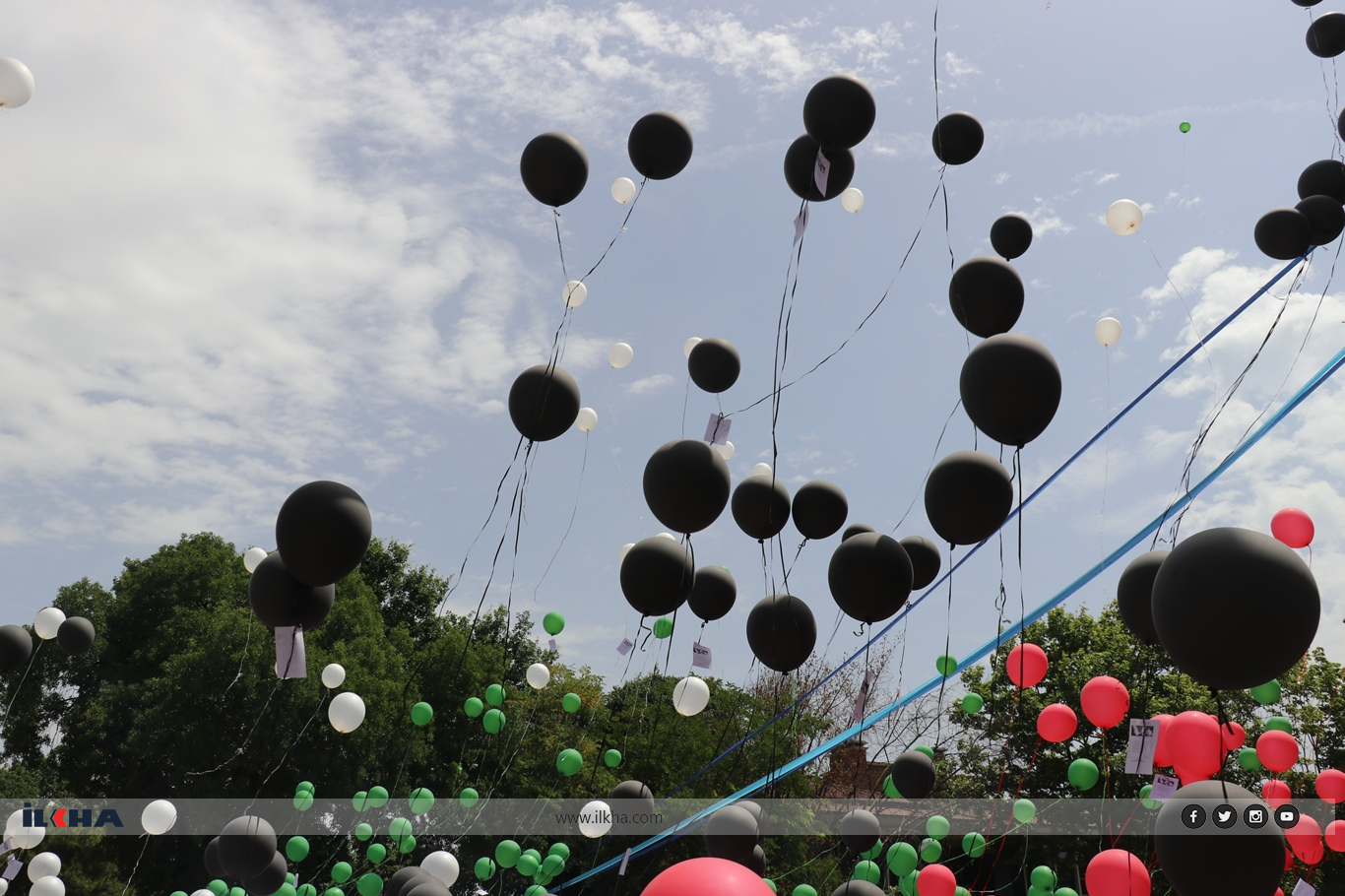 تركيا.. طلاب يطلقون بطاقات مدرسية مع البالونات في السماء تحيةٍ للأطفال الفلسطينيين