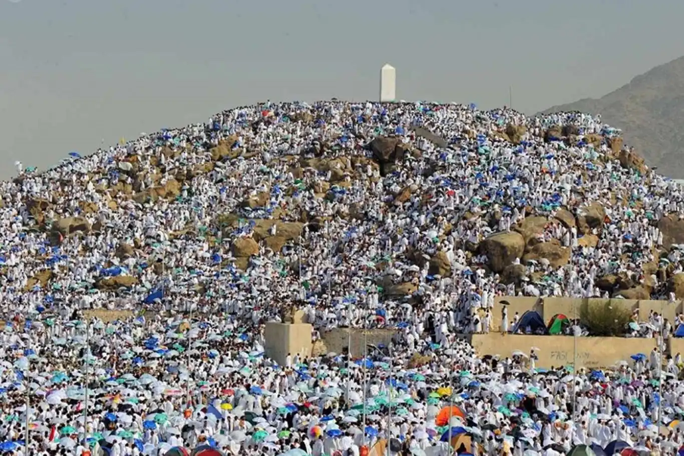 Hacı adayları geceyi Arafat'ta geçirdi