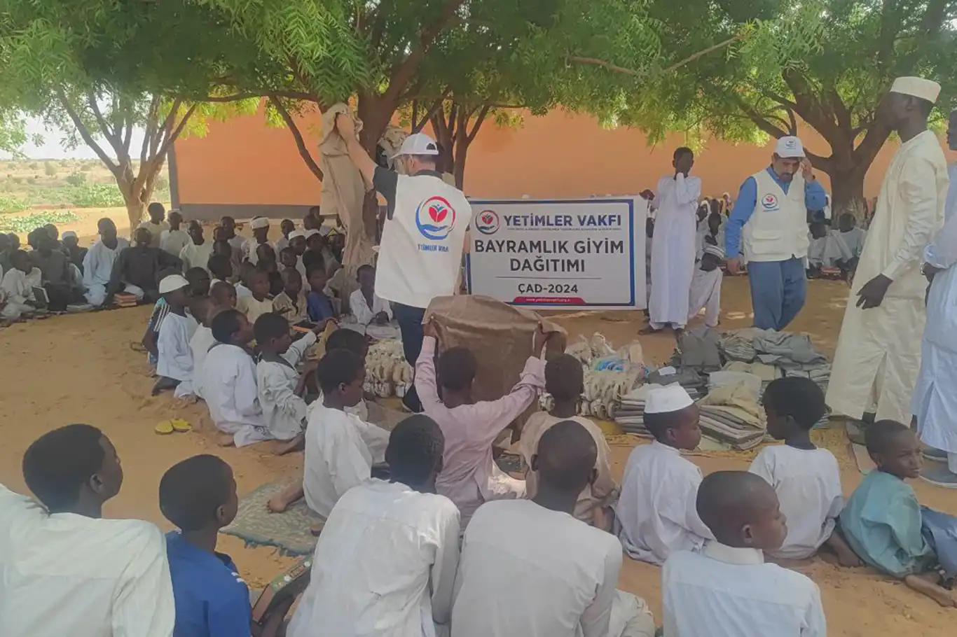 Yetimler Vakfı Çad'da yetim çocuklara bayramlık hediye etti