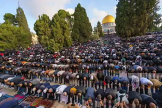 عشرات الآلاف من الفلسطينيين يؤدون صلاة العيد في المسجد الأقصى
