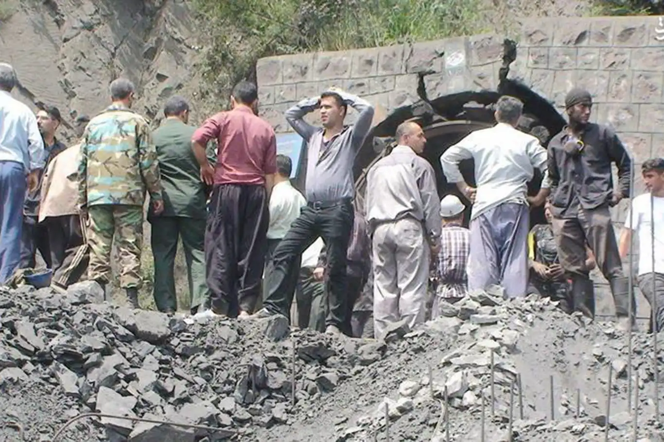 İran’da maden ocağı alanında heyelan: 4 kişi göçük altında kaldı