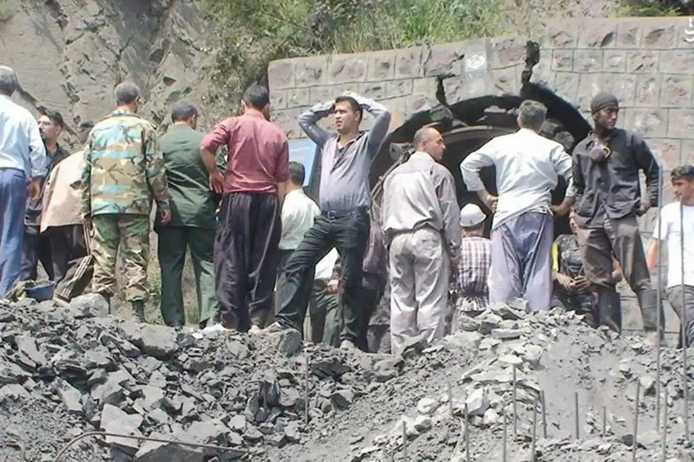إيران.. انهيار أرضي في منطقة تعدين يحاصر 4 أشخاص تحت الأنقاض