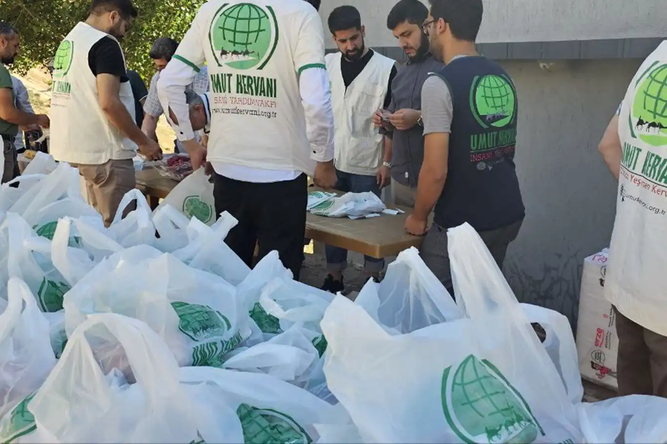 Bursa Umut Kervanı Derneği, ihtiyaç sahibi yüzlerce aileye kurban eti dağıttı