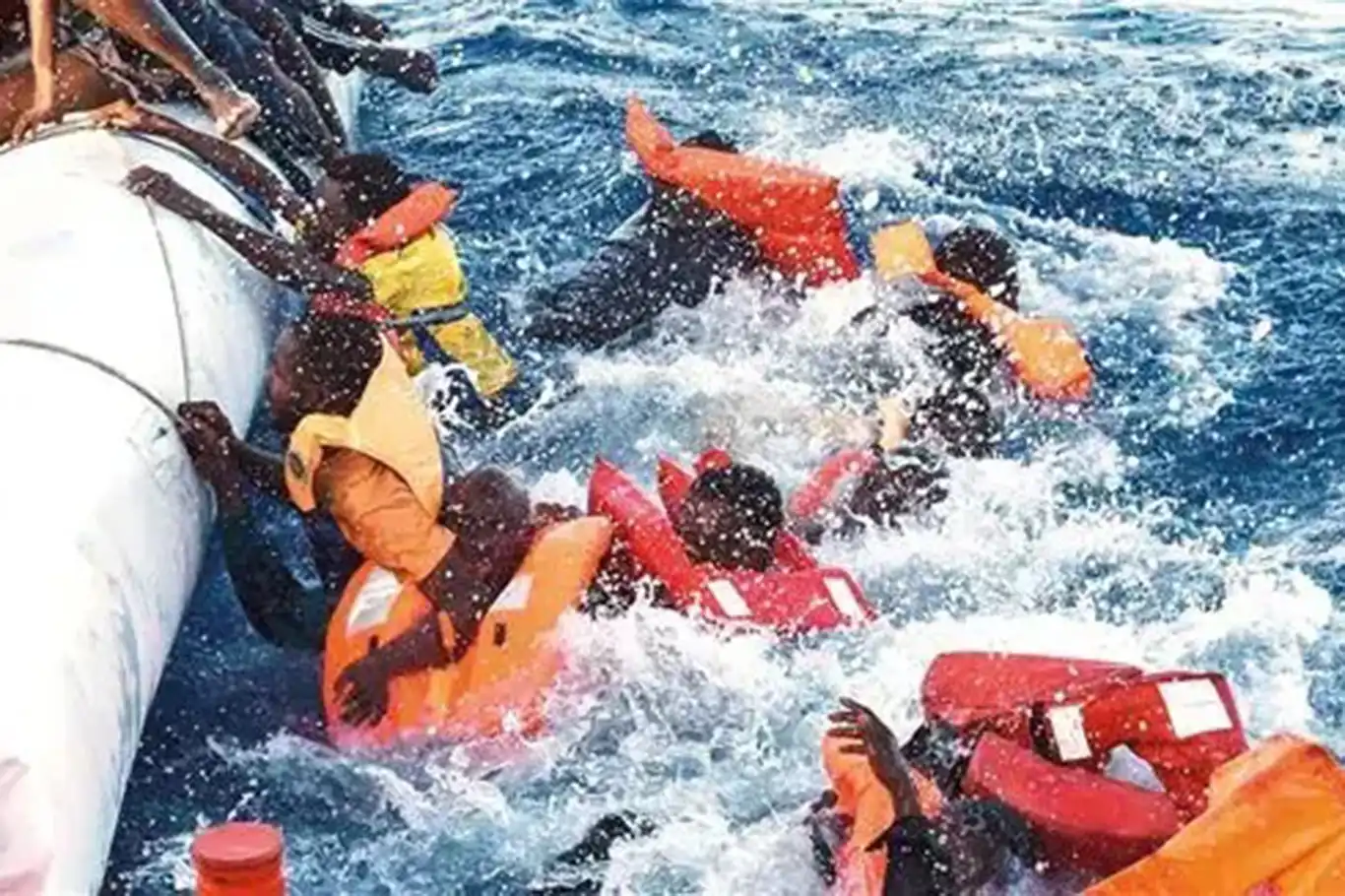 Akdeniz'de göçmen teknesi battı: 10 göçmen hayatını kaybetti