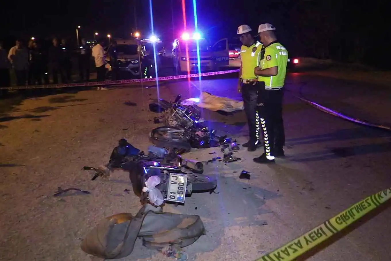 Adana'da iki motosiklet çarpıştı: 1 ölü, 3 yaralı Adana'da iki motosiklet çarpıştı: 1 ölü, 3 yaralı